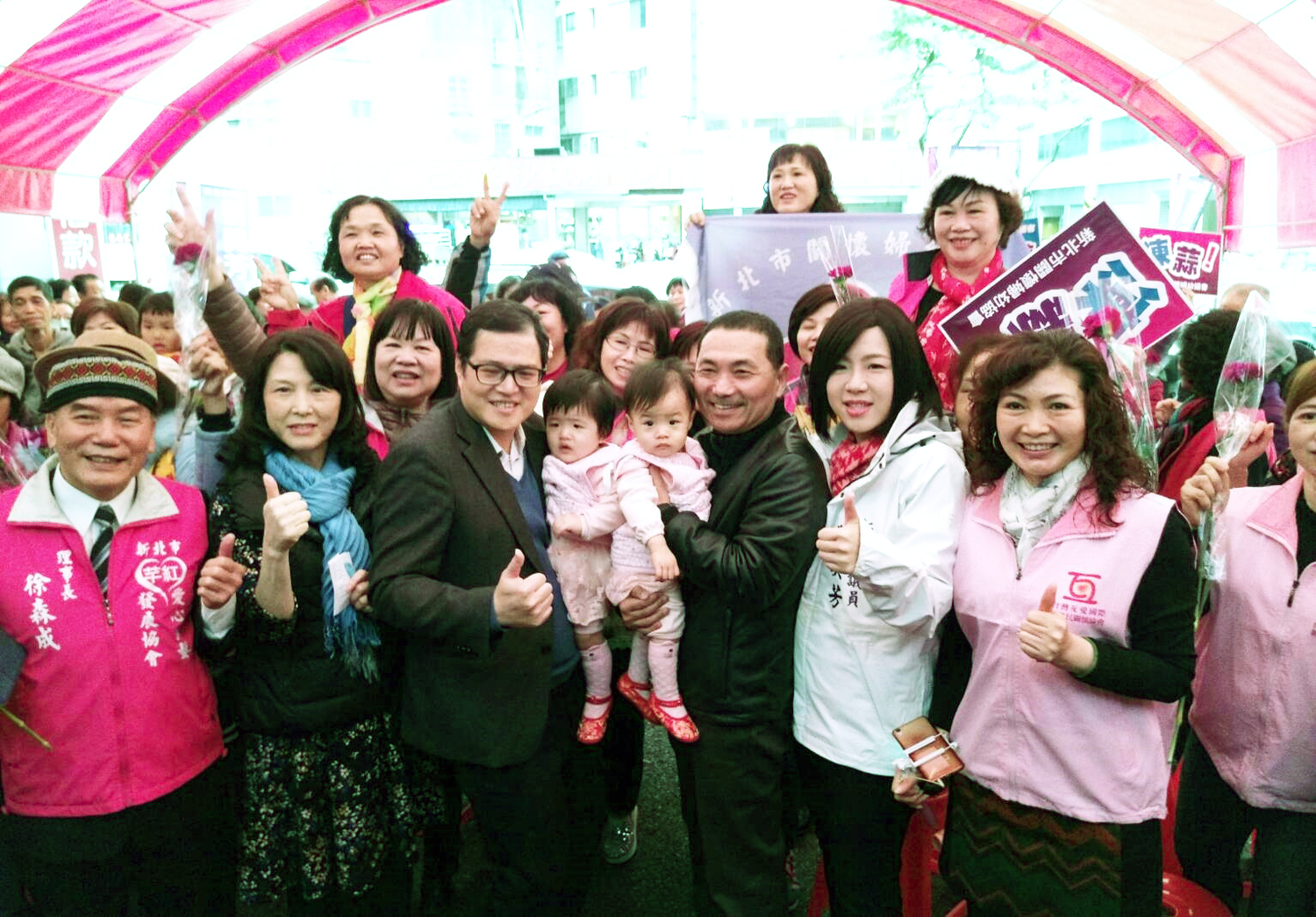 侯友宜受到婦女團體熱情支持高喊「凍蒜!加油!」。 圖: 侯友宜競選辦公室/提供 侯友宜受到婦女團體熱情支持高喊「凍蒜!加油!」。 圖: 侯友宜競選辦公室/提供