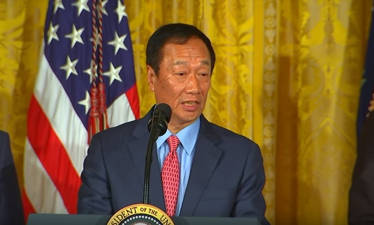 在企業總營收排名上,鴻海連續13年營收第一,不過2017年的獲利僅2.95%,較2016年衰退0.46%。圖為鴻海董事長郭台銘。 在企業總營收排名上,鴻海連續13年營收第一,不過2017年的獲利僅2.95%,較2016年衰退0.46%。圖為鴻海董事長郭台銘。