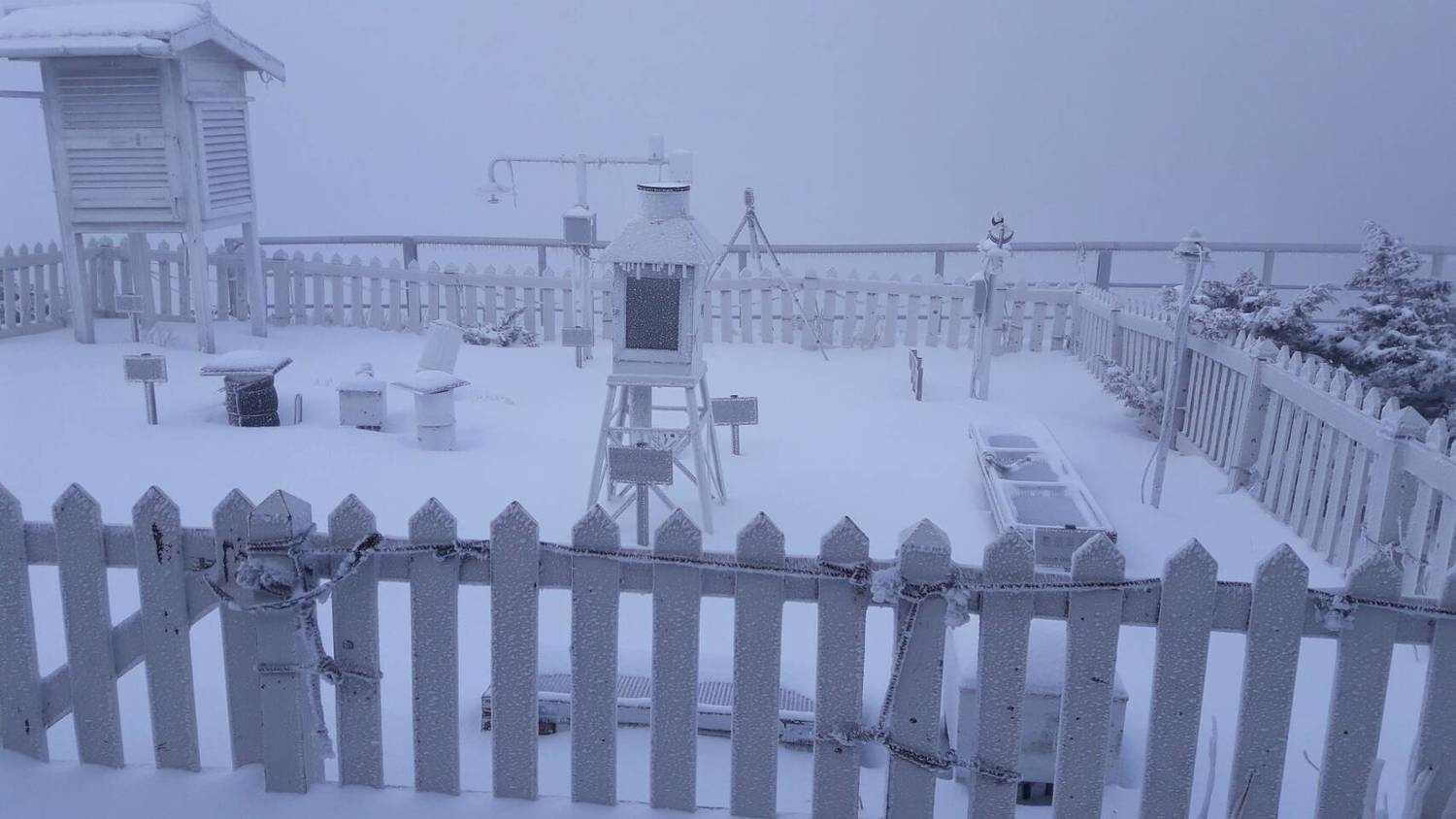 玉山站氣象觀測站在昨清晨07:05至10:00降雪達到3公分,到下午17:15至23:55又降雪7公分,合計降雪積雪10公分。 圖:中央氣象局提供 玉山站氣象觀測站在昨清晨07:05至10:00降雪達到3公分,到下午17:15至23:55又降雪7公分,合計降雪積雪10公分。 圖:中央氣象局提供