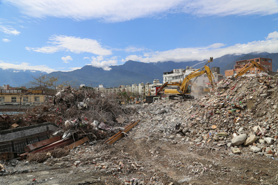 花蓮大地震傾斜倒塌建築已拆除完畢,市區舊遠百危樓正在拆除,這些拆除產生的土石、廢棄物,花蓮縣環保局估計有10萬噸。 花蓮大地震傾斜倒塌建築已拆除完畢,市區舊遠百危樓正在拆除,這些拆除產生的土石、廢棄物,花蓮縣環保局估計有10萬噸。