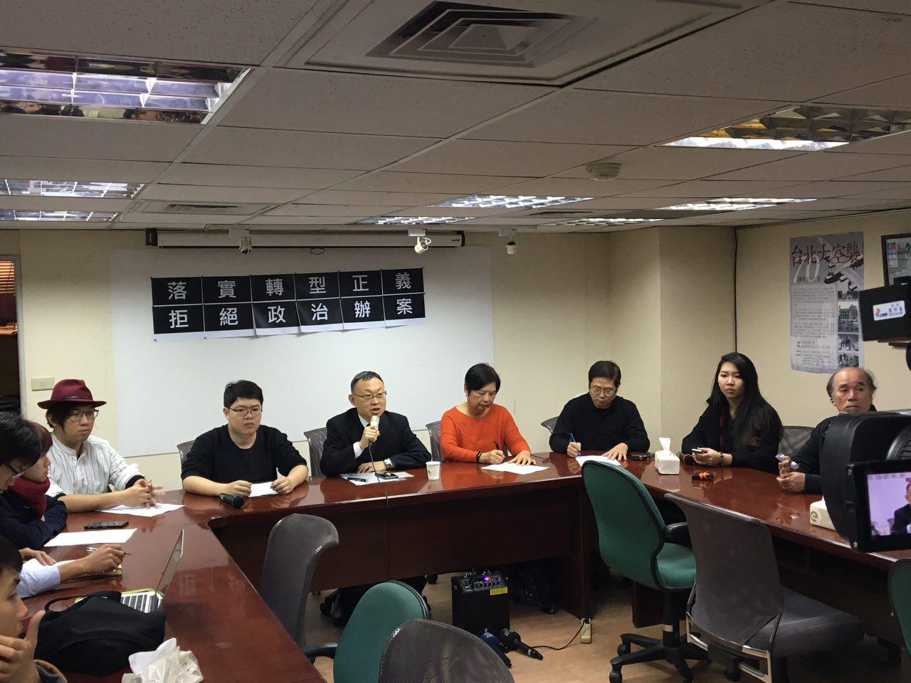 228和平紀念日當天,學生團體「青年獨派」前往桃園慈湖兩蔣文化園區在靈柩上潑漆,後遭逮捕,目前已獲交保不過後續仍引起不小紛爭。 228和平紀念日當天,學生團體「青年獨派」前往桃園慈湖兩蔣文化園區在靈柩上潑漆,後遭逮捕,目前已獲交保不過後續仍引起不小紛爭。