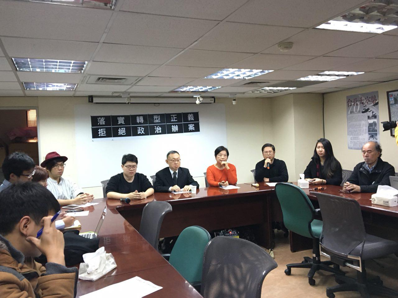 228和平紀念日當天,學生團體「青年獨派」前往桃園慈湖兩蔣文化園區在靈柩上潑漆,後遭逮捕,目前已獲交保不過後續仍引起不小紛爭。 228和平紀念日當天,學生團體「青年獨派」前往桃園慈湖兩蔣文化園區在靈柩上潑漆,後遭逮捕,目前已獲交保不過後續仍引起不小紛爭。