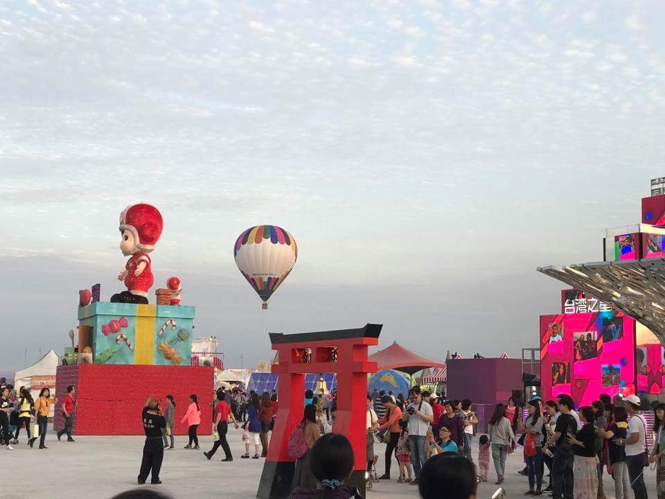 本次燈會10項首創是台灣史上展期最長(24天),面積最大(展區加停車場100公頃),首創水陸空燈區、首次有F-16戰鬥機以大雁隊形衝場、主燈首次以雙主體型態呈現、首次搭熱汽球到100呎高空看燈區、第一個與Pokémon GO合作於故宮南院舉辦電競賽、採用行動支付打造無現金市集等,成功吸引人潮。 本次燈會10項首創是台灣史上展期最長(24天),面積最大(展區加停車場100公頃),首創水陸空燈區、首次有F-16戰鬥機以大雁隊形衝場、主燈首次以雙主體型態呈現、首次搭熱汽球到100呎高空看燈區、第一個與Pokémon GO合作於故宮南院舉辦電競賽、採用行動支付打造無現金市集等,成功吸引人潮。