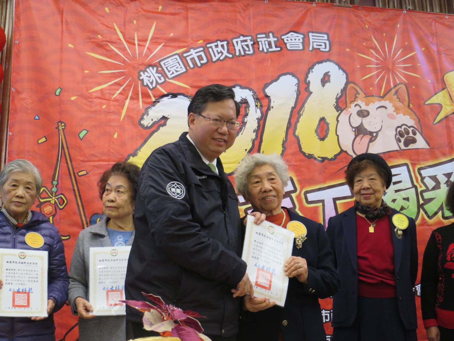 桃園市社會局頒發榮譽退休志工,服務29年高齡90歲,陳玉貞。 圖:桃園市政府/提供 桃園市社會局頒發榮譽退休志工,服務29年高齡90歲,陳玉貞。 圖:桃園市政府/提供