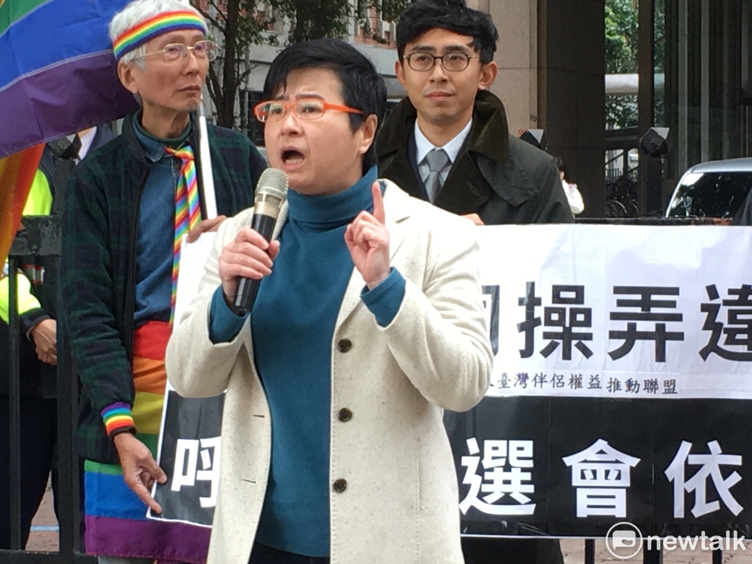 婚姻平權釋憲案律師許秀雯則表示,任何依據公投法提出的公投,都必須在憲政架構下進行,且公投提案不可違反一案一事項原則。 圖:黃韋銓/攝 婚姻平權釋憲案律師許秀雯則表示,任何依據公投法提出的公投,都必須在憲政架構下進行,且公投提案不可違反一案一事項原則。 圖:黃韋銓/攝