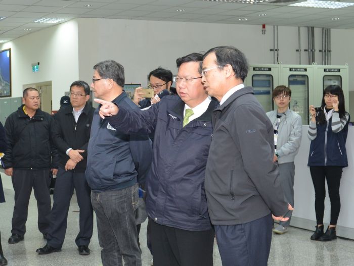 桃園市長鄭文燦表示,台電大潭發電廠率先響應,預定投資87億5000萬元,增置空污防制設備,預計氮氧化物的年排放量可減少2400噸,降低桃園市所有固定污染源排放量的17%。 圖:翻攝自桃園市政府官網 桃園市長鄭文燦表示,台電大潭發電廠率先響應,預定投資87億5000萬元,增置空污防制設備,預計氮氧化物的年排放量可減少2400噸,降低桃園市所有固定污染源排放量的17%。 圖:翻攝自桃園市政府官網