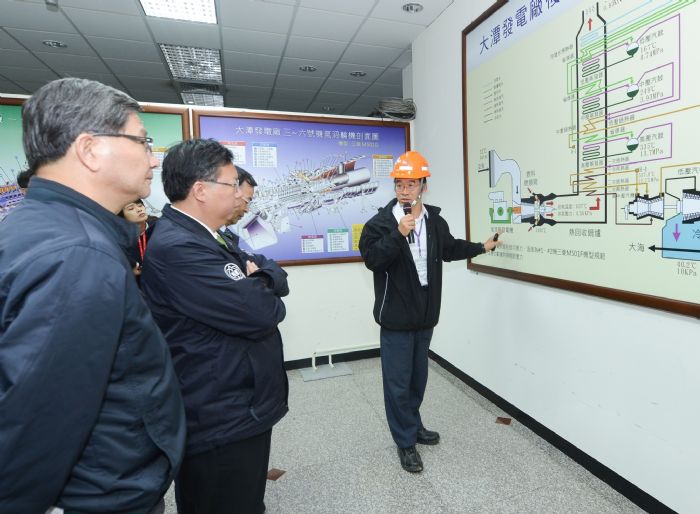 桃園市長鄭文燦表示,台電大潭發電廠率先響應,預定投資87億5000萬元,增置空污防制設備,預計氮氧化物的年排放量可減少2400噸,降低桃園市所有固定污染源排放量的17%。 圖:翻攝自桃園市政府官網 桃園市長鄭文燦表示,台電大潭發電廠率先響應,預定投資87億5000萬元,增置空污防制設備,預計氮氧化物的年排放量可減少2400噸,降低桃園市所有固定污染源排放量的17%。 圖:翻攝自桃園市政府官網