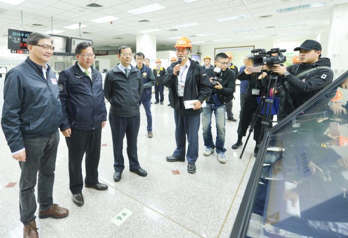 桃園市長鄭文燦表示,台電大潭發電廠率先響應,預定投資87億5000萬元,增置空污防制設備,預計氮氧化物的年排放量可減少2400噸,降低桃園市所有固定污染源排放量的17%。 圖:翻攝自桃園市政府官網 桃園市長鄭文燦表示,台電大潭發電廠率先響應,預定投資87億5000萬元,增置空污防制設備,預計氮氧化物的年排放量可減少2400噸,降低桃園市所有固定污染源排放量的17%。 圖:翻攝自桃園市政府官網