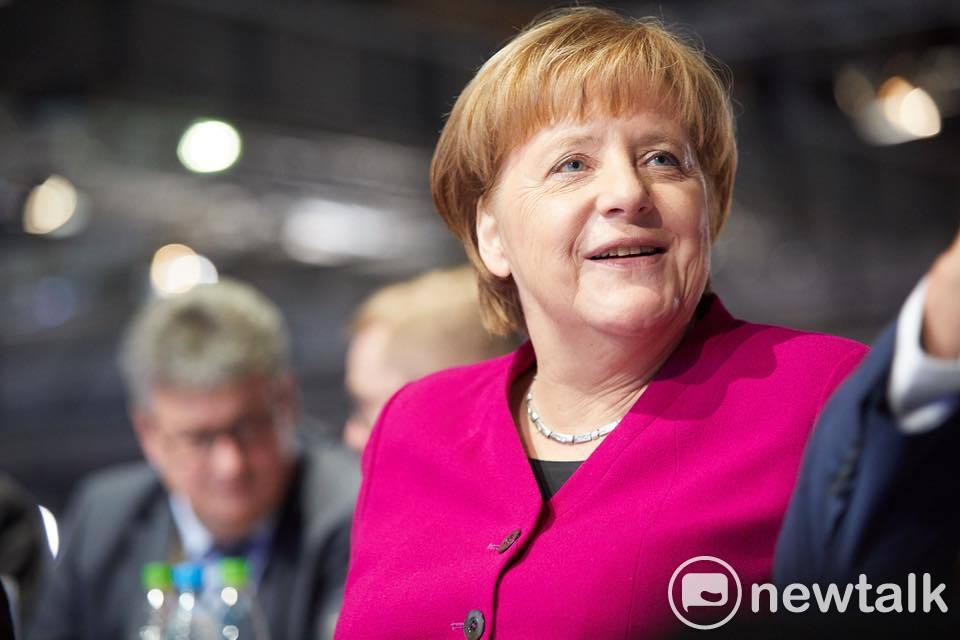 德國目前還沒有淘汰燃油車的時間表,總理梅克爾(Angela Merkel)力挺柴油車,認為碳排少的柴油車能幫助德國達到減碳的目標。 圖:新頭殼資料圖 德國目前還沒有淘汰燃油車的時間表,總理梅克爾(Angela Merkel)力挺柴油車,認為碳排少的柴油車能幫助德國達到減碳的目標。 圖:新頭殼資料圖