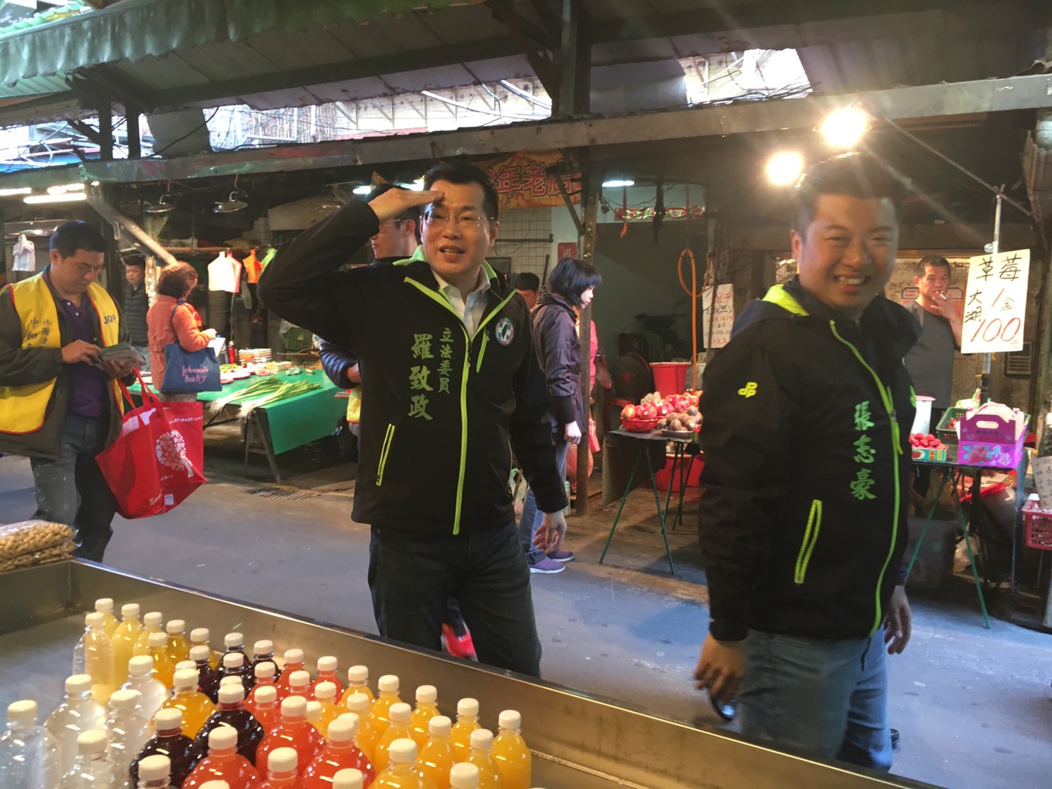 張志豪上午由立委羅致政陪同,到中和勝利市場拜票。 圖:張志豪/提供 張志豪上午由立委羅致政陪同,到中和勝利市場拜票。 圖:張志豪/提供