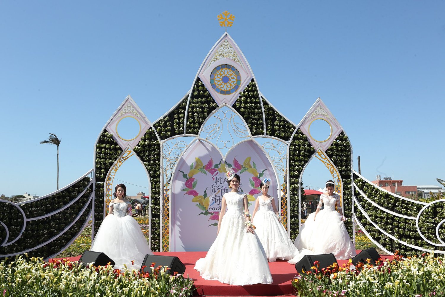 活動期間自今(10)日至25日共16天,以幸福戀人、花田喜事為主題,每週更有不同主題活動,第一週主題為「花的嫁衣」,第二週為「幸福童樂會」,第三週為「花田囍事」,活動非常豐富精彩。 活動期間自今(10)日至25日共16天,以幸福戀人、花田喜事為主題,每週更有不同主題活動,第一週主題為「花的嫁衣」,第二週為「幸福童樂會」,第三週為「花田囍事」,活動非常豐富精彩。