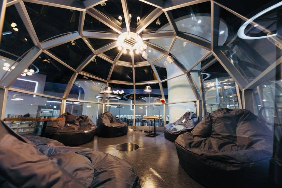 林口東勢圖書閱覽室3月3日啟用,以宇宙星空、未來科技氛圍設計,包含一整條閃爍銀河,閱覽區共分為沙發閱覽區、玻璃屋閱覽區及自修閱覽區三大區域,風格吸睛。 林口東勢圖書閱覽室3月3日啟用,以宇宙星空、未來科技氛圍設計,包含一整條閃爍銀河,閱覽區共分為沙發閱覽區、玻璃屋閱覽區及自修閱覽區三大區域,風格吸睛。