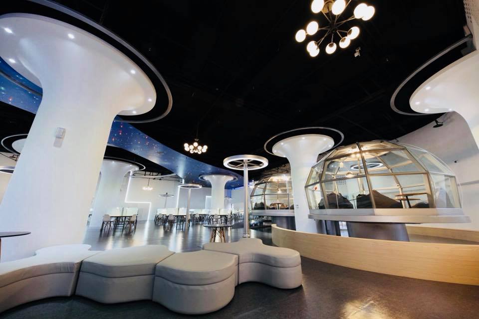 林口東勢圖書閱覽室3月3日啟用,以宇宙星空、未來科技氛圍設計,包含一整條閃爍銀河,閱覽區共分為沙發閱覽區、玻璃屋閱覽區及自修閱覽區三大區域,風格吸睛。 林口東勢圖書閱覽室3月3日啟用,以宇宙星空、未來科技氛圍設計,包含一整條閃爍銀河,閱覽區共分為沙發閱覽區、玻璃屋閱覽區及自修閱覽區三大區域,風格吸睛。