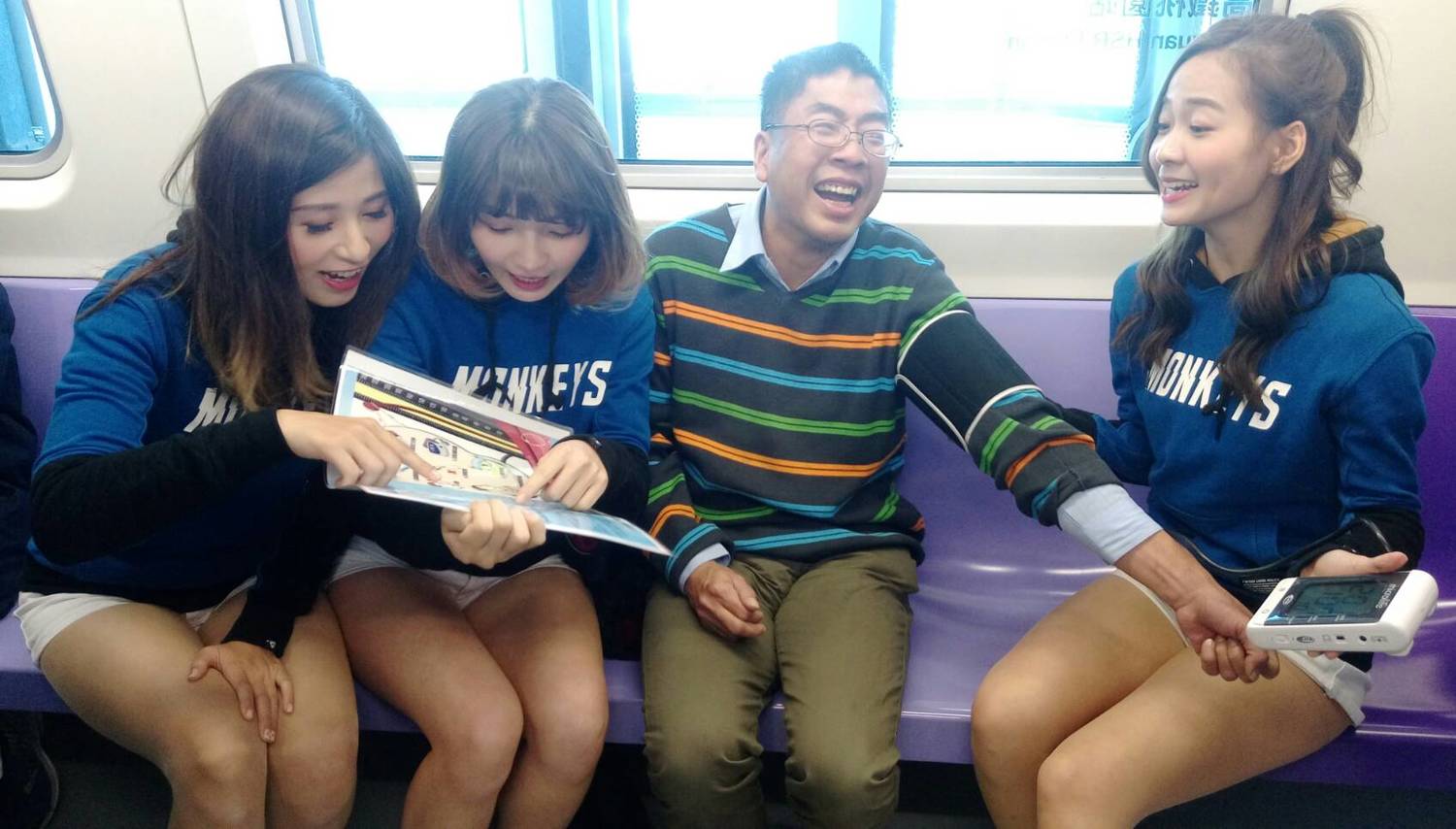 園機場捷運A19桃園體育園區站,已經可以直達Lamigo主球場,推出 LamiGirls在搭車的時候幫忙量血壓的活動,還有免費回程的優惠。 圖:桃園捷運公司/提供 園機場捷運A19桃園體育園區站,已經可以直達Lamigo主球場,推出 LamiGirls在搭車的時候幫忙量血壓的活動,還有免費回程的優惠。 圖:桃園捷運公司/提供
