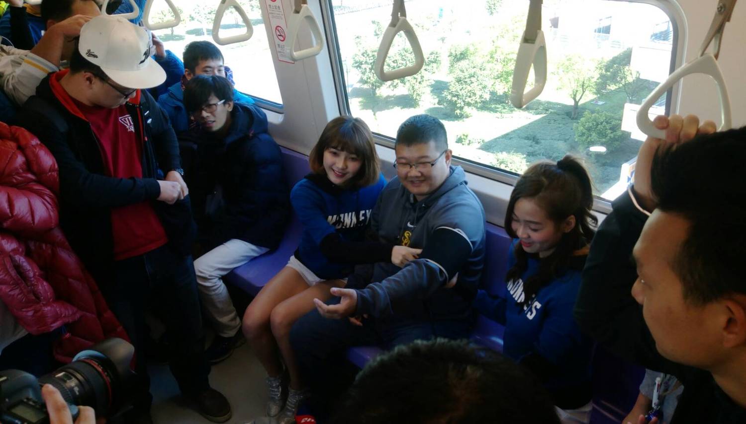 桃捷和Lamigo球團規劃兩場暖身活動。分別在今(10)在A19桃園體育園區站至A8長庚醫院站,舉辦「搭機捷好健康 LamiGirls陪你坐機捷量血壓」活動,現場吸引近百名球迷到場。 圖:桃園捷運公司/提供 桃捷和Lamigo球團規劃兩場暖身活動。分別在今(10)在A19桃園體育園區站至A8長庚醫院站,舉辦「搭機捷好健康 LamiGirls陪你坐機捷量血壓」活動,現場吸引近百名球迷到場。 圖:桃園捷運公司/提供
