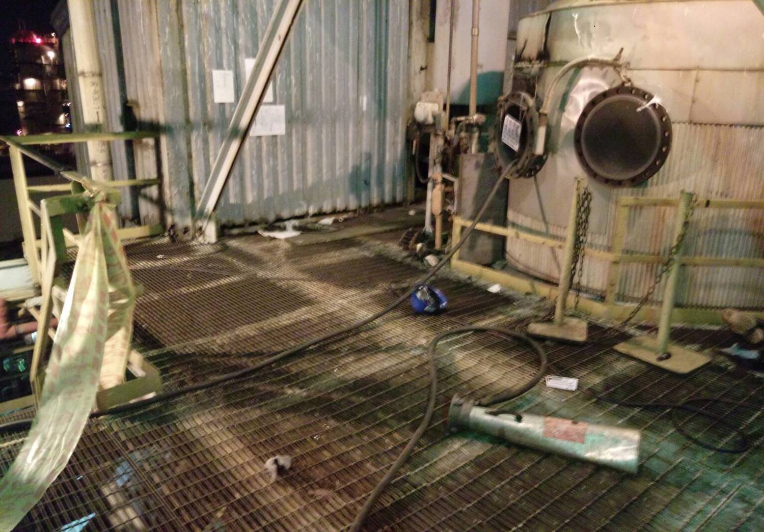 高雄市政府勞工局表示,第六媒組工場進行粉罐內觸媒卸出作業發生閃燃,造成當時在平台上整理環境之承攬商雨洋公司勞工3人灼傷。 高雄市政府勞工局表示,第六媒組工場進行粉罐內觸媒卸出作業發生閃燃,造成當時在平台上整理環境之承攬商雨洋公司勞工3人灼傷。