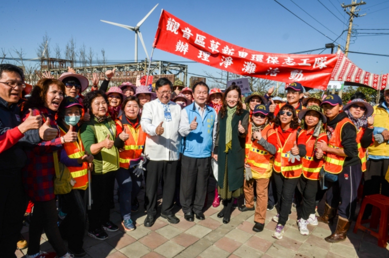 桃園市政府今(11)日上午在觀音區舉辦「遊藝樂活淨灘趣」觀音區全國客家日慶祝活動。有許多社區、里辦公室、水環境巡守隊共同參與,透過淨灘活動,讓美好的海洋生態獲得最大的保護,讓漁業得以永續發展。 桃園市政府今(11)日上午在觀音區舉辦「遊藝樂活淨灘趣」觀音區全國客家日慶祝活動。有許多社區、里辦公室、水環境巡守隊共同參與,透過淨灘活動,讓美好的海洋生態獲得最大的保護,讓漁業得以永續發展。