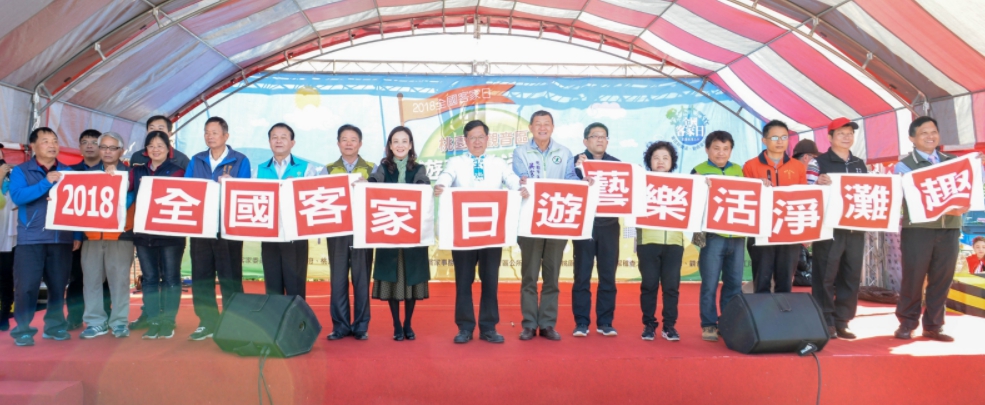 桃園市政府今(11)日上午在觀音區舉辦「遊藝樂活淨灘趣」觀音區全國客家日慶祝活動。有許多社區、里辦公室、水環境巡守隊共同參與,透過淨灘活動,讓美好的海洋生態獲得最大的保護,讓漁業得以永續發展。 桃園市政府今(11)日上午在觀音區舉辦「遊藝樂活淨灘趣」觀音區全國客家日慶祝活動。有許多社區、里辦公室、水環境巡守隊共同參與,透過淨灘活動,讓美好的海洋生態獲得最大的保護,讓漁業得以永續發展。