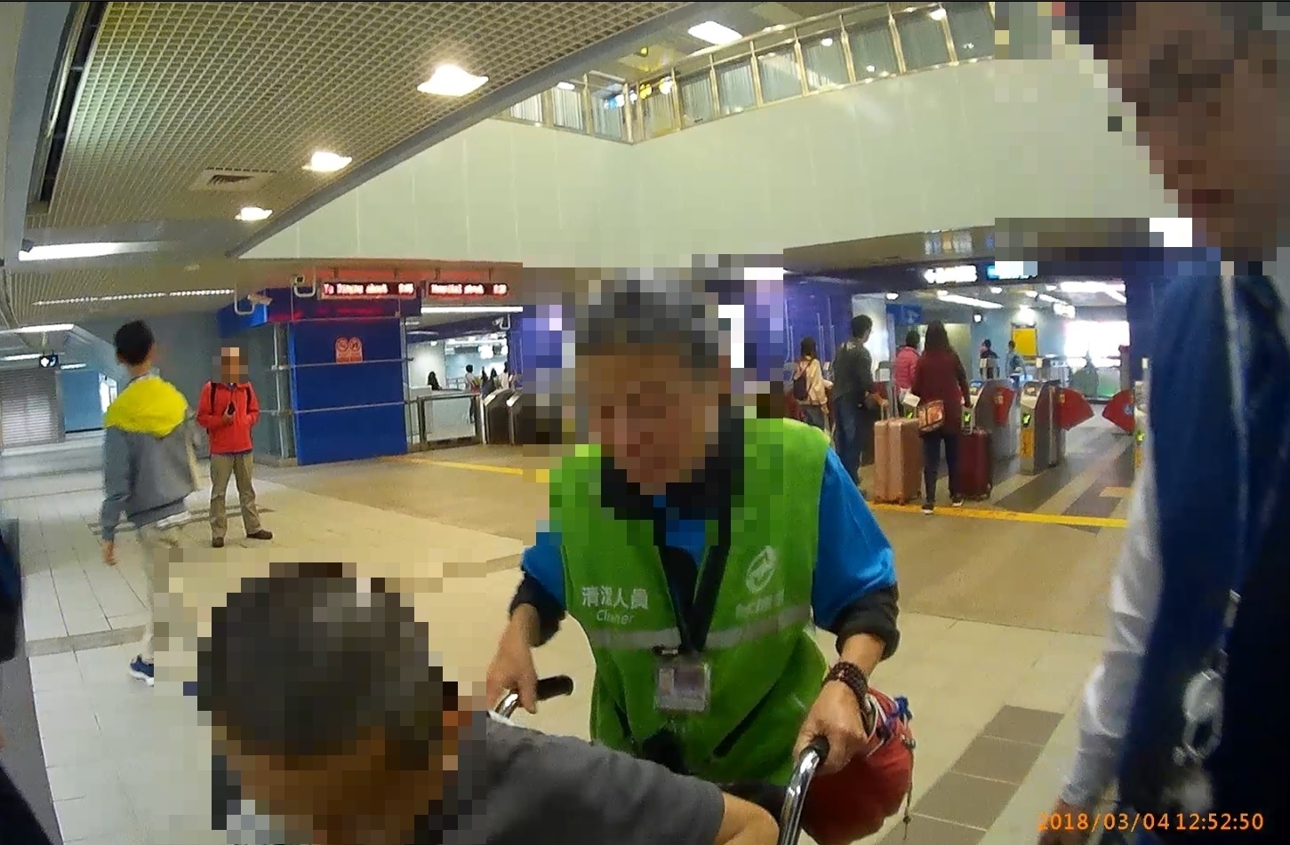 員警最後順利將黃民送至捷運站搭車。 圖 : 南港分局/提供 員警最後順利將黃民送至捷運站搭車。 圖 : 南港分局/提供