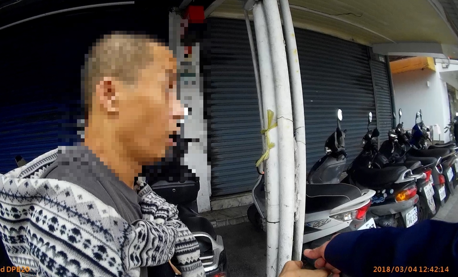 員警試圖攙扶黃民過馬路。 圖 : 南港分局/提供 員警試圖攙扶黃民過馬路。 圖 : 南港分局/提供
