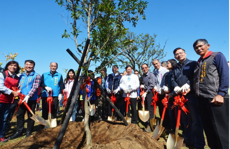 桃園市長鄭文燦表示,107年度桃園市植樹節一共種植喬木(楊梅、水茄苳、大葉山欖)20株、灌木(仙丹、赤楠、石斑木、女貞)2,000株,並發放3,000株的茶花、桂花樹苗給市民。 圖:取自桃園市政府官網 桃園市長鄭文燦表示,107年度桃園市植樹節一共種植喬木(楊梅、水茄苳、大葉山欖)20株、灌木(仙丹、赤楠、石斑木、女貞)2,000株,並發放3,000株的茶花、桂花樹苗給市民。 圖:取自桃園市政府官網