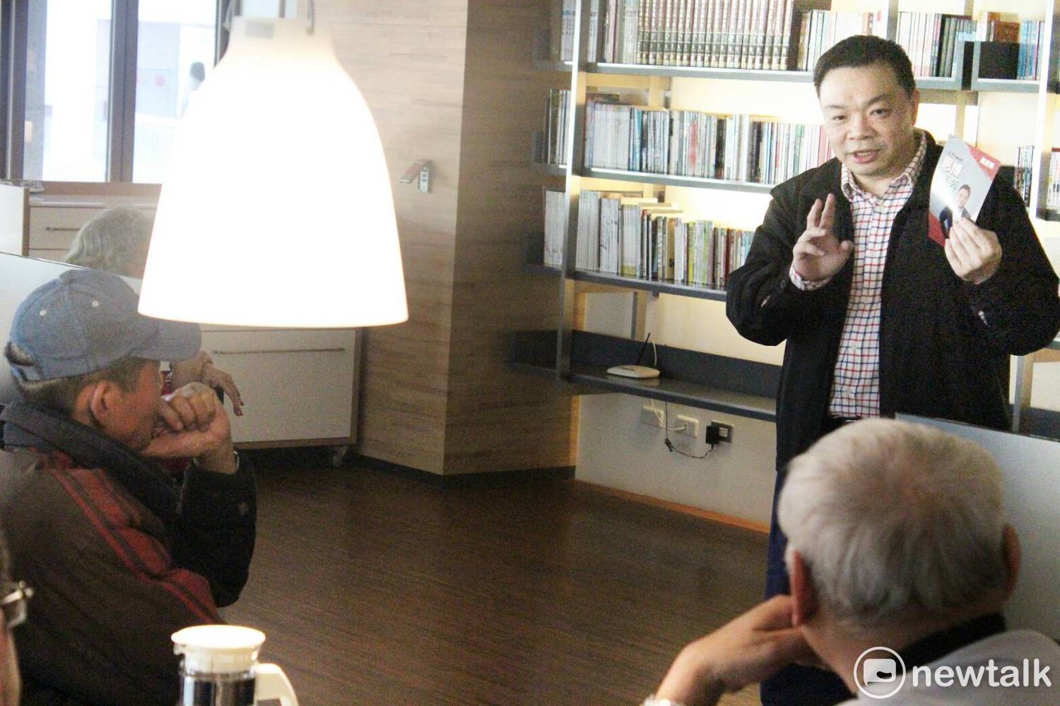 高思博今日起密集安排小型的鄉親客廳會,在支持者家裡客廳或鄰近咖啡廳闡述參選理念,全力爭取服務台南鄉親的機會。 圖 : 黃博郎/攝 高思博今日起密集安排小型的鄉親客廳會,在支持者家裡客廳或鄰近咖啡廳闡述參選理念,全力爭取服務台南鄉親的機會。 圖 : 黃博郎/攝