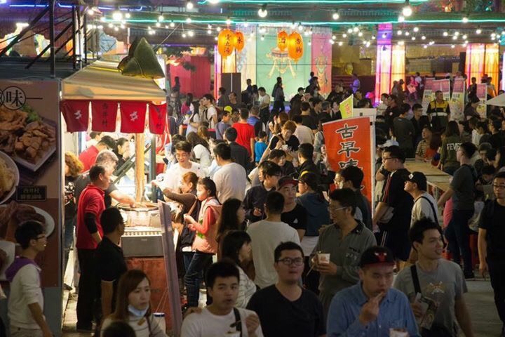 嘉義燈會的參觀人潮。 圖 : 翻攝自吳芳銘臉書 嘉義燈會的參觀人潮。 圖 : 翻攝自吳芳銘臉書
