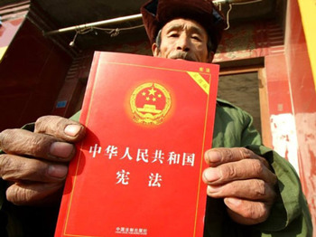 有分析曾指這次「修憲突然」,凸顯中共內部對於國家主席延任有異音,引發外界對中共權力交接和繼承穩定性的懷疑。 有分析曾指這次「修憲突然」,凸顯中共內部對於國家主席延任有異音,引發外界對中共權力交接和繼承穩定性的懷疑。