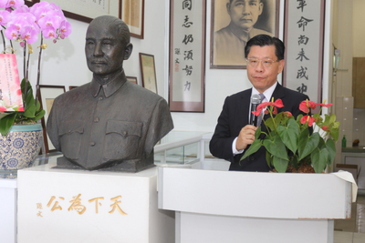 駐星代表梁國新出席同德書報社為紀念創辦人孫中山所舉辦的追思會暨珍藏書畫展。 圖 : 中央社 駐星代表梁國新出席同德書報社為紀念創辦人孫中山所舉辦的追思會暨珍藏書畫展。 圖 : 中央社