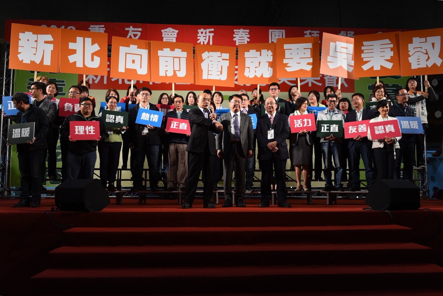 隨後,蘇貞昌上台相挺,一開始便帶大家回味他的招牌開頭「衝衝衝」,還帶領所有立委和現場近4千名支持者,齊聲高喊「新北向前衝,就要吳秉叡」,場面十分熱烈。 圖:翻攝自吳秉叡臉書 隨後,蘇貞昌上台相挺,一開始便帶大家回味他的招牌開頭「衝衝衝」,還帶領所有立委和現場近4千名支持者,齊聲高喊「新北向前衝,就要吳秉叡」,場面十分熱烈。 圖:翻攝自吳秉叡臉書