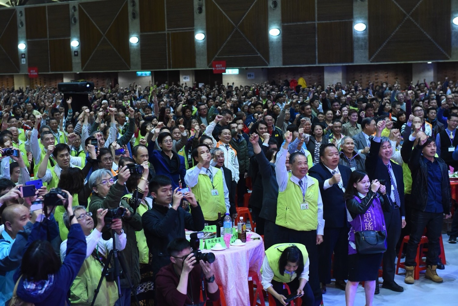 現場也湧進近4000位支持者。蘇貞昌上台相挺時,還帶領支持者,一起高喊「新北向前衝,就要吳秉叡!」 圖:翻攝自吳秉叡臉書 現場也湧進近4000位支持者。蘇貞昌上台相挺時,還帶領支持者,一起高喊「新北向前衝,就要吳秉叡!」 圖:翻攝自吳秉叡臉書