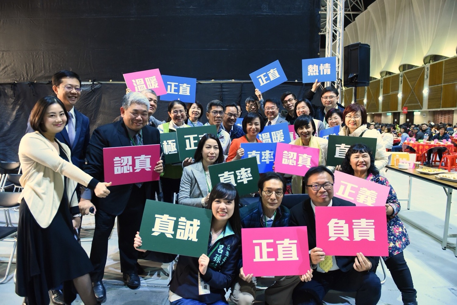 吳秉叡表示,今天看到好多朋友到場力挺,以及蘇貞昌全力支持他,他要表達衷心感謝。吳秉叡說,19日起將推出旗艦計畫等文宣,希望讓市民看到他的想法及政見,自己的支持度也能拉高,最終獲得黨中央的提名。 圖:翻攝自吳秉叡臉書 吳秉叡表示,今天看到好多朋友到場力挺,以及蘇貞昌全力支持他,他要表達衷心感謝。吳秉叡說,19日起將推出旗艦計畫等文宣,希望讓市民看到他的想法及政見,自己的支持度也能拉高,最終獲得黨中央的提名。 圖:翻攝自吳秉叡臉書