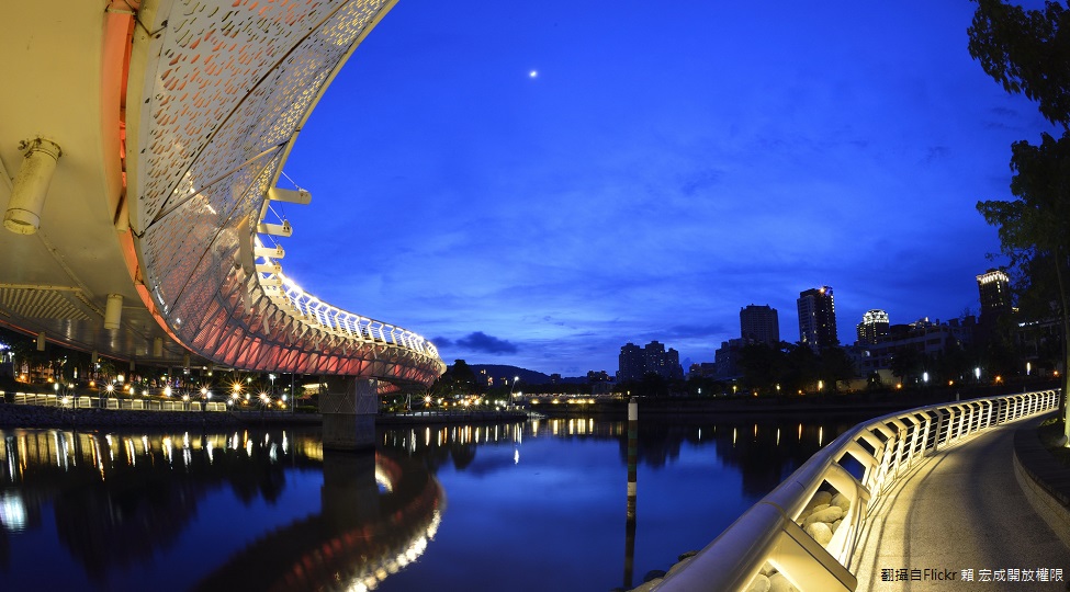 白色情人節來臨了!漫步在燈光美、氣氛佳的夜景橋上,戀愛的浪漫程度瞬間直接登頂!快看新頭殼集結全台包含離島的絕美夜景橋懶人包!其中之一的絕美蝴蝶橋。 白色情人節來臨了!漫步在燈光美、氣氛佳的夜景橋上,戀愛的浪漫程度瞬間直接登頂!快看新頭殼集結全台包含離島的絕美夜景橋懶人包!其中之一的絕美蝴蝶橋。