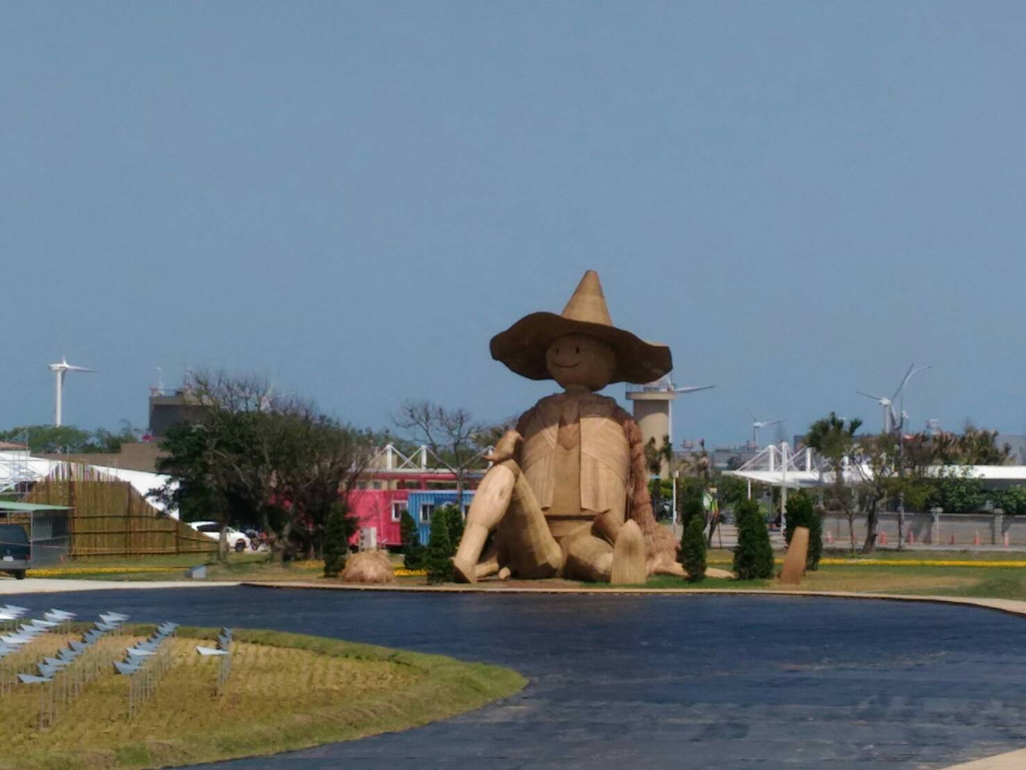 園區內許多農業地景藝術,有大型的農民藝術品,相當吸睛! 圖:余秋蓉/提供 園區內許多農業地景藝術,有大型的農民藝術品,相當吸睛! 圖:余秋蓉/提供