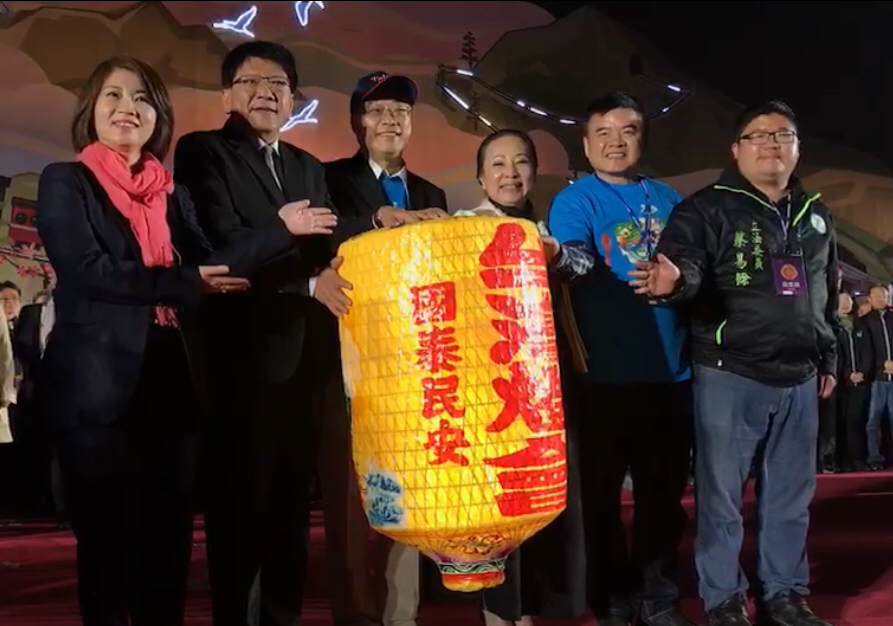 為期24天的2018台灣燈會精彩活動,在11日晚上璀燦落幕,從嘉義縣長張花冠手中接下2019主辦台灣燈會的屏東縣潘孟安致詞表示,明年2019台灣燈會30週年,更是一個重要的里程碑。 為期24天的2018台灣燈會精彩活動,在11日晚上璀燦落幕,從嘉義縣長張花冠手中接下2019主辦台灣燈會的屏東縣潘孟安致詞表示,明年2019台灣燈會30週年,更是一個重要的里程碑。
