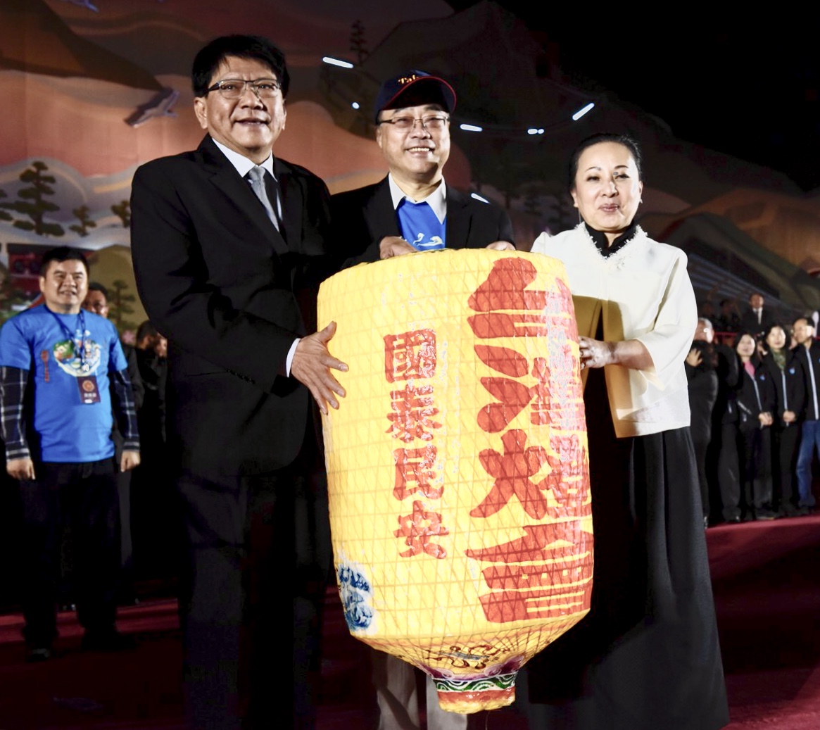 為期24天的2018台灣燈會精彩活動,在11日晚上璀燦落幕,從嘉義縣長張花冠手中接下2019主辦台灣燈會的屏東縣潘孟安致詞表示,明年2019台灣燈會30週年,更是一個重要的里程碑。 為期24天的2018台灣燈會精彩活動,在11日晚上璀燦落幕,從嘉義縣長張花冠手中接下2019主辦台灣燈會的屏東縣潘孟安致詞表示,明年2019台灣燈會30週年,更是一個重要的里程碑。
