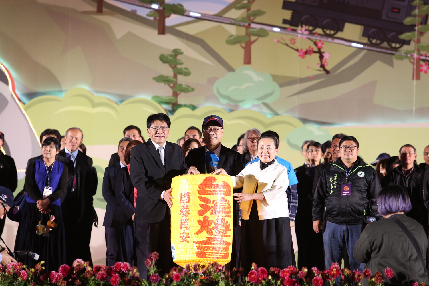 2018台灣燈會11日晚上在嘉義縣長張花冠帶領縣府團隊和嘉一郞、嘉力略左來一段輕快的「抖肩舞」、「we are the word」、「愛嘉一萬年」等三首舞曲完美Ending。 2018台灣燈會11日晚上在嘉義縣長張花冠帶領縣府團隊和嘉一郞、嘉力略左來一段輕快的「抖肩舞」、「we are the word」、「愛嘉一萬年」等三首舞曲完美Ending。
