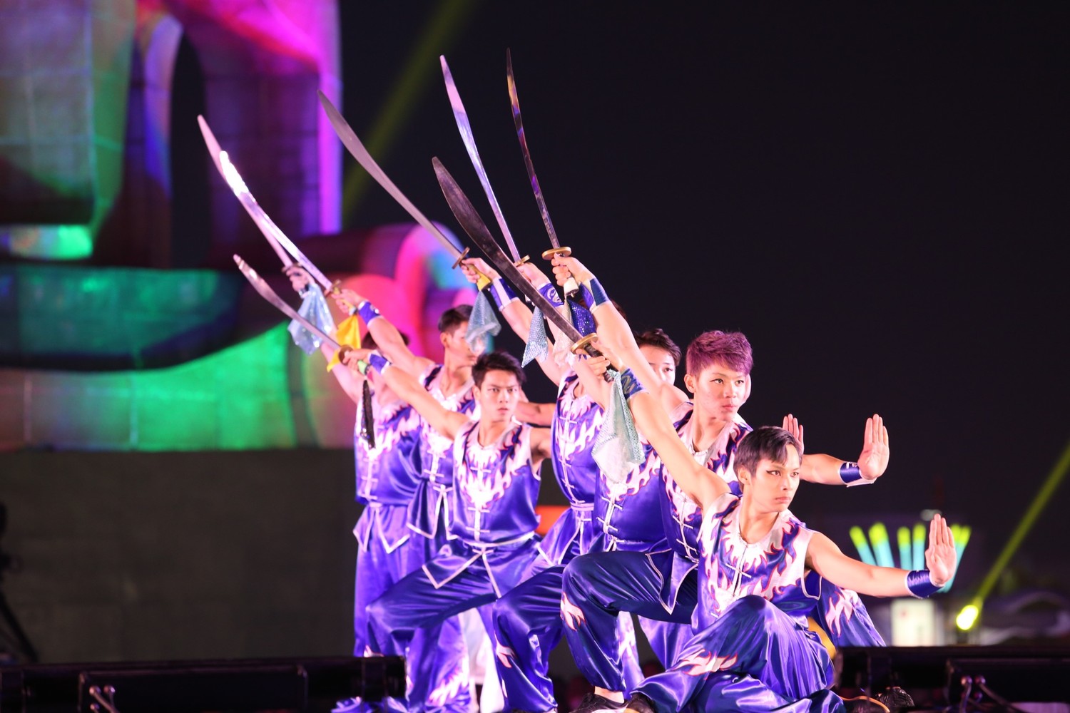 2018台灣燈會11日晚上在嘉義縣長張花冠帶領縣府團隊和嘉一郞、嘉力略左來一段輕快的「抖肩舞」、「we are the word」、「愛嘉一萬年」等三首舞曲完美Ending。 2018台灣燈會11日晚上在嘉義縣長張花冠帶領縣府團隊和嘉一郞、嘉力略左來一段輕快的「抖肩舞」、「we are the word」、「愛嘉一萬年」等三首舞曲完美Ending。