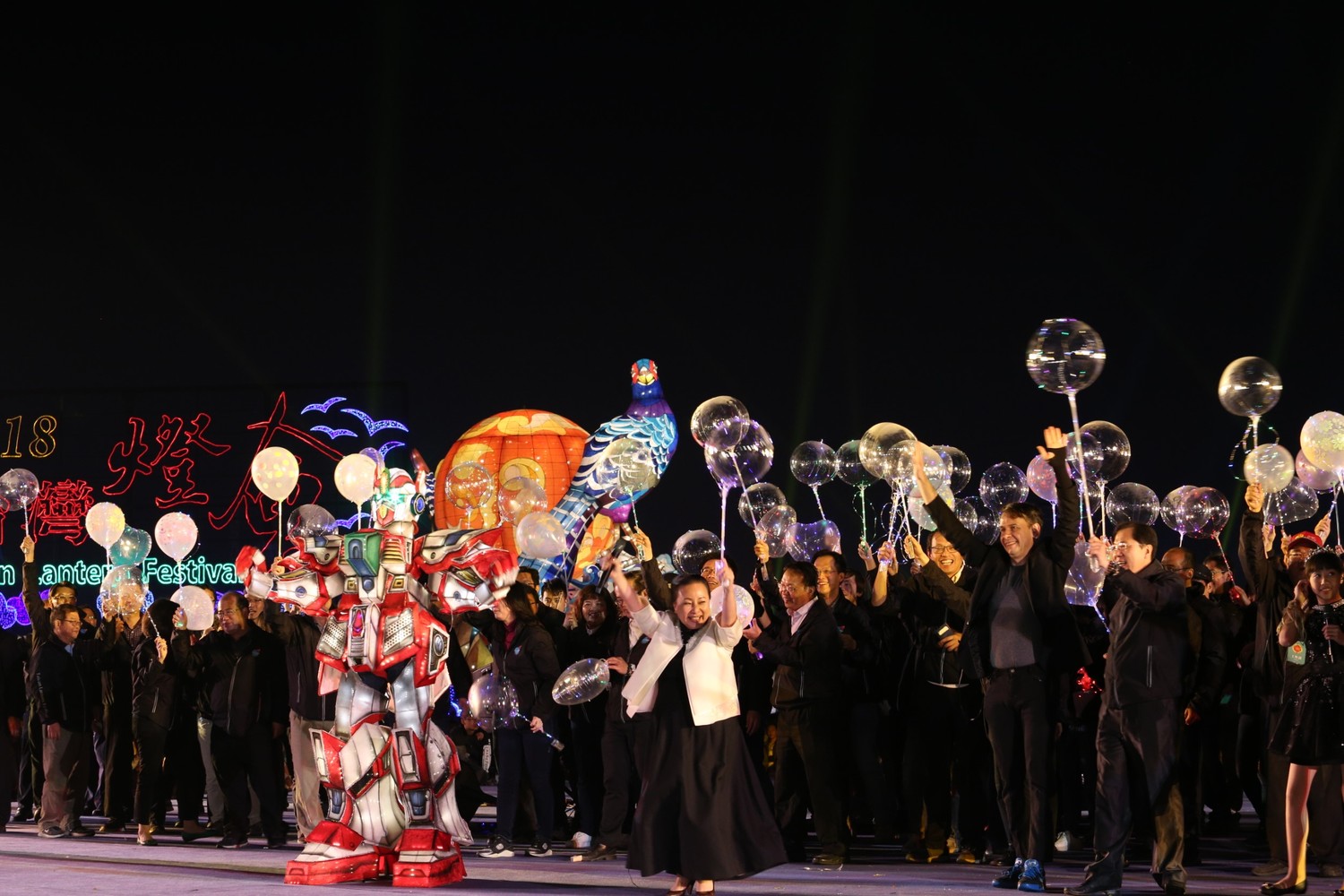 2018台灣燈會11日晚上在嘉義縣長張花冠帶領縣府團隊和嘉一郞、嘉力略左來一段輕快的「抖肩舞」、「we are the word」、「愛嘉一萬年」等三首舞曲完美Ending。 2018台灣燈會11日晚上在嘉義縣長張花冠帶領縣府團隊和嘉一郞、嘉力略左來一段輕快的「抖肩舞」、「we are the word」、「愛嘉一萬年」等三首舞曲完美Ending。