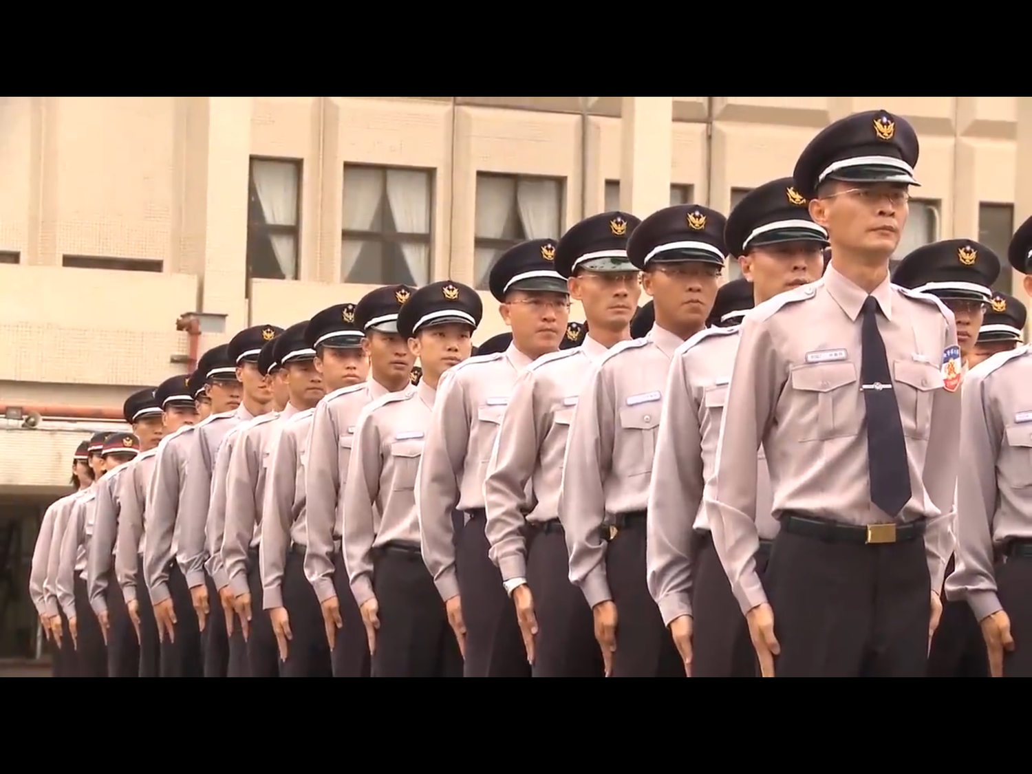 警大表示,在進行第2節的考試時,一名服務於桃園市警局局本部的二線三星陳姓警官,遭監考官發現攜帶寫有考試相關內容的墊板進入試場使用,監考人員在確認其作弊行為後,陳姓警官的「警察法規與行政程序法」科目不予以計分。圖為警察大學簡介中,學生操課情形。 警大表示,在進行第2節的考試時,一名服務於桃園市警局局本部的二線三星陳姓警官,遭監考官發現攜帶寫有考試相關內容的墊板進入試場使用,監考人員在確認其作弊行為後,陳姓警官的「警察法規與行政程序法」科目不予以計分。圖為警察大學簡介中,學生操課情形。