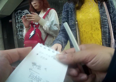 兩名日籍女子日前到台中旅遊,想搭車回北部卻迷失方向,她們向警方求助,員警細心寫下前往車站沿路的路名及轉彎方向後,女子順利趕往車站搭車。 兩名日籍女子日前到台中旅遊,想搭車回北部卻迷失方向,她們向警方求助,員警細心寫下前往車站沿路的路名及轉彎方向後,女子順利趕往車站搭車。