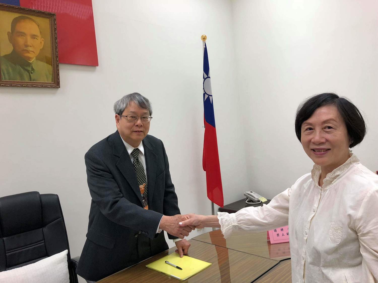 針對陽明山保變住六之六案,一群天母居民今(12)日到監察院前召開記者會,並向值日監委陳師孟陳情。 針對陽明山保變住六之六案,一群天母居民今(12)日到監察院前召開記者會,並向值日監委陳師孟陳情。