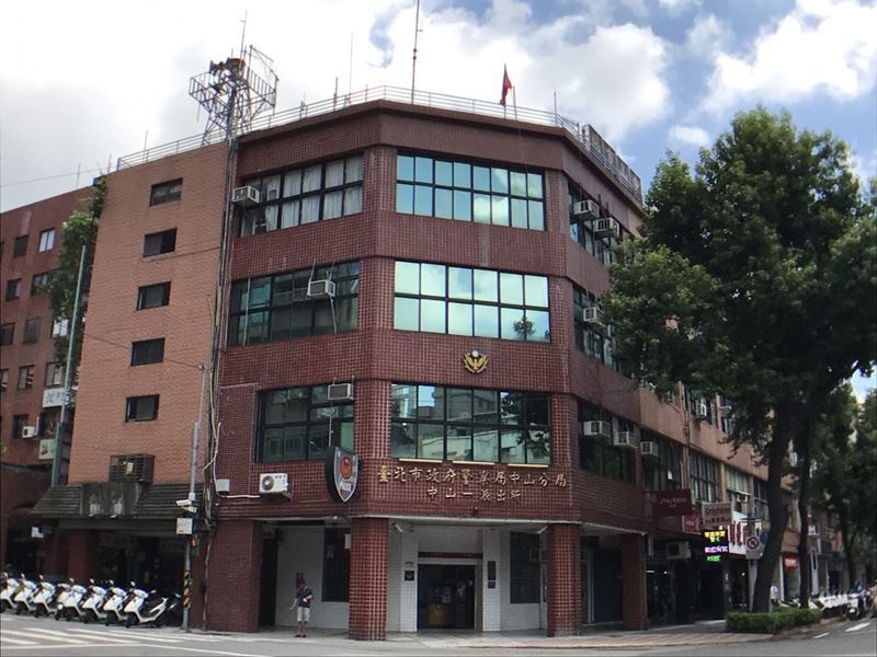台北市警察局中山分局中山一派出所12日上午遭檢調搜索,派出所所長和涉案警員被帶回偵訊。 台北市警察局中山分局中山一派出所12日上午遭檢調搜索,派出所所長和涉案警員被帶回偵訊。