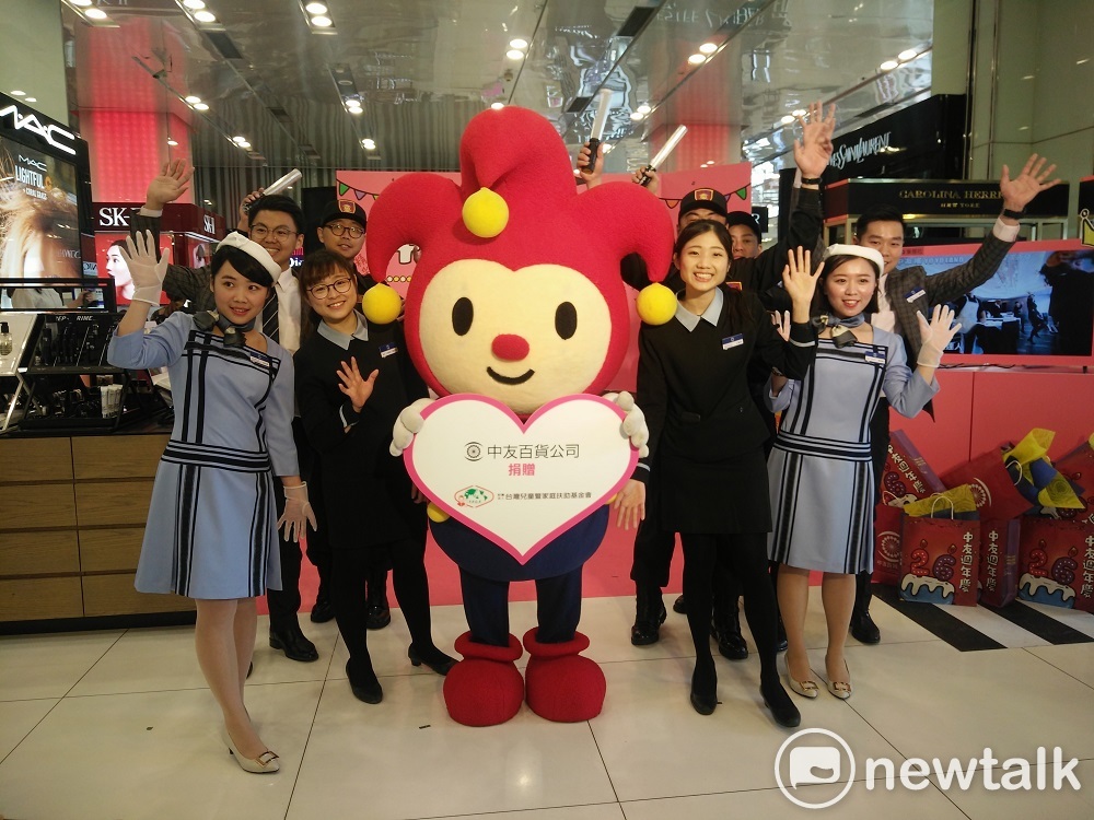 清潔阿姨加入大跳YoYo Land。 清潔阿姨加入大跳YoYo Land。