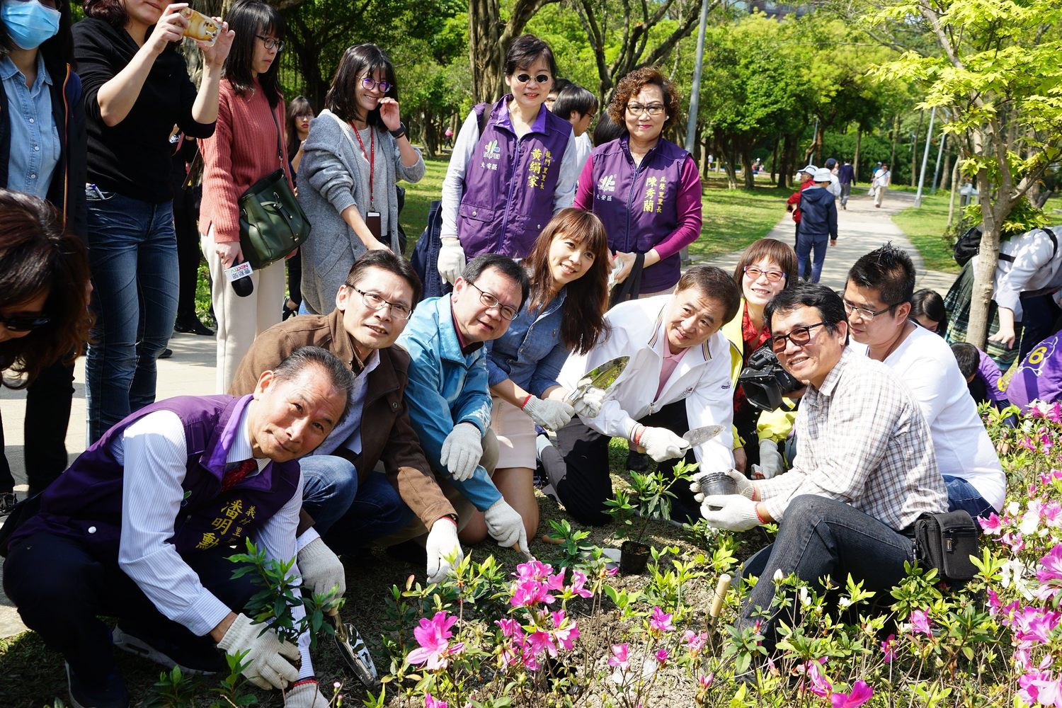 台北市副市長陳景峻今(12)日親手種下杜鵑花、響應植樹節精神。 圖:台北市政府/提供 台北市副市長陳景峻今(12)日親手種下杜鵑花、響應植樹節精神。 圖:台北市政府/提供