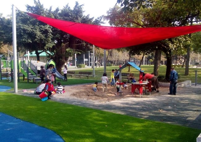 立農公園附有遮陽設施的共融式沙坑環境,讓兒童戲沙過程中培養創意能力,體會最純粹的遊戲樂趣。 圖:台北市工務局提供 立農公園附有遮陽設施的共融式沙坑環境,讓兒童戲沙過程中培養創意能力,體會最純粹的遊戲樂趣。 圖:台北市工務局提供