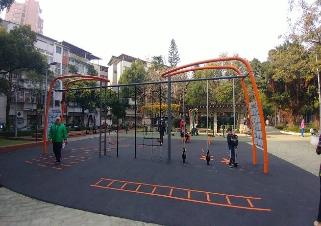 立農公園內的兒童遊戲場以八仙圳為主題發想,搭配八仙過海的概念。 圖:台北市工務局提供 立農公園內的兒童遊戲場以八仙圳為主題發想,搭配八仙過海的概念。 圖:台北市工務局提供