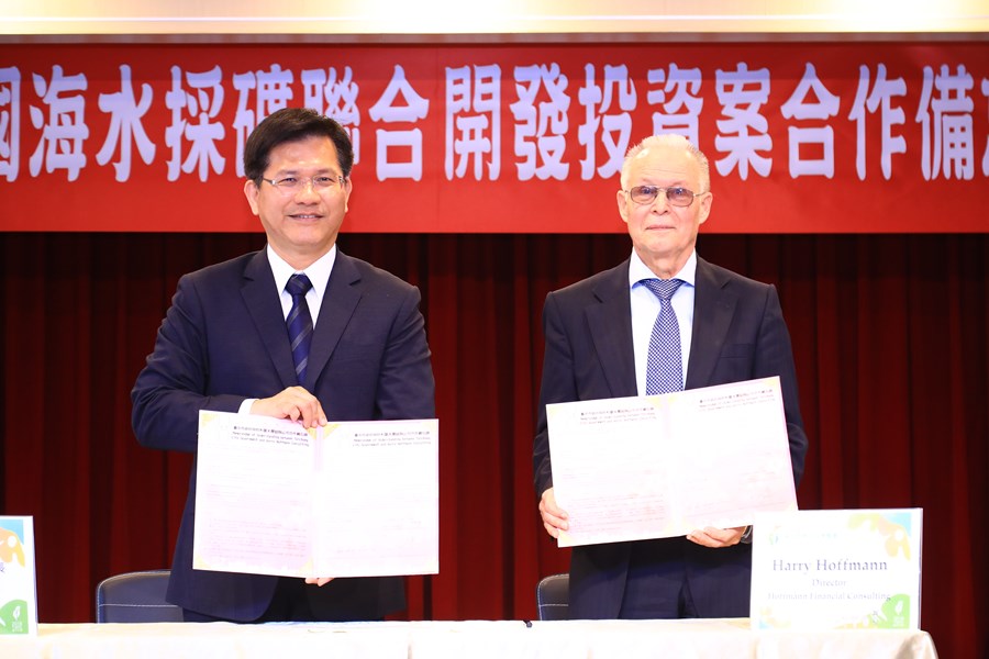 有媒體質疑德國霍夫曼諮詢公司擬於台中港區投資海水採礦的上千億聯合開發案,指出霍夫曼公司是一人公司且資本額並不大。圖為台中市長林佳龍與霍夫曼的簽約照片。 有媒體質疑德國霍夫曼諮詢公司擬於台中港區投資海水採礦的上千億聯合開發案,指出霍夫曼公司是一人公司且資本額並不大。圖為台中市長林佳龍與霍夫曼的簽約照片。