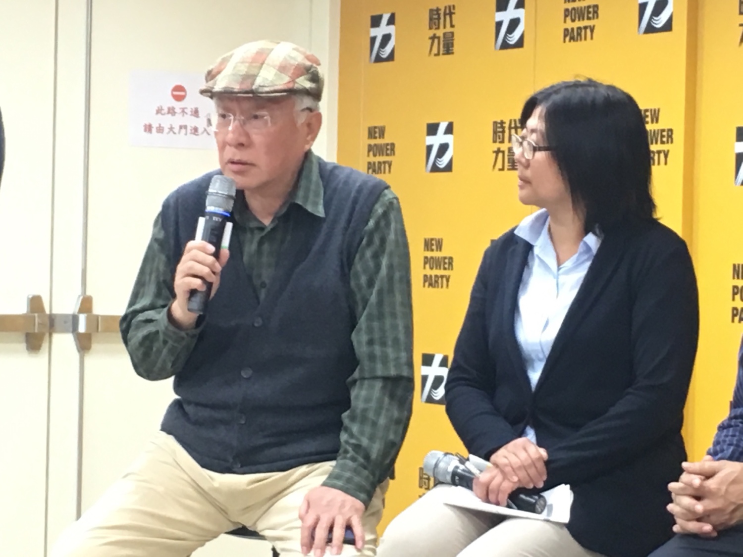 推薦人陳永興醫師則指出,民進黨預計明天進行宜蘭縣長提名程序,「但據我了解,有點困難的樣子。」他說,不然縣長也讓時力來守住宜蘭,說不定是很好的解決之道。 圖:黃韋銓/攝 推薦人陳永興醫師則指出,民進黨預計明天進行宜蘭縣長提名程序,「但據我了解,有點困難的樣子。」他說,不然縣長也讓時力來守住宜蘭,說不定是很好的解決之道。 圖:黃韋銓/攝