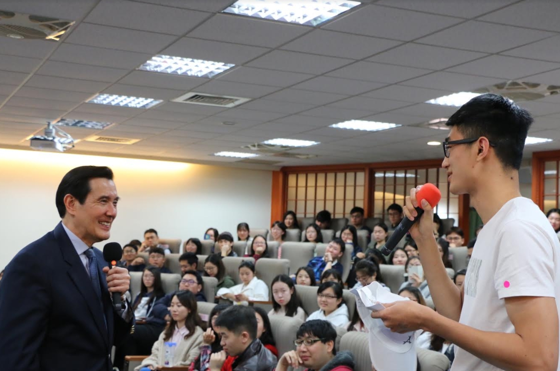 前總統馬英九出席東吳成中校區崇基樓實習法庭演講,期間同學踴躍發問。 圖:東吳大學/提供 前總統馬英九出席東吳成中校區崇基樓實習法庭演講,期間同學踴躍發問。 圖:東吳大學/提供